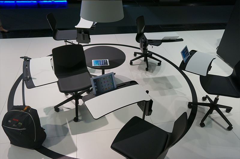 ישיבת צוות ללא שולחן ישיבות: כיסאות הכוללים משטח עם קיבוע לטאבלט, חברת Four Design. צילום: אלון גולדברג