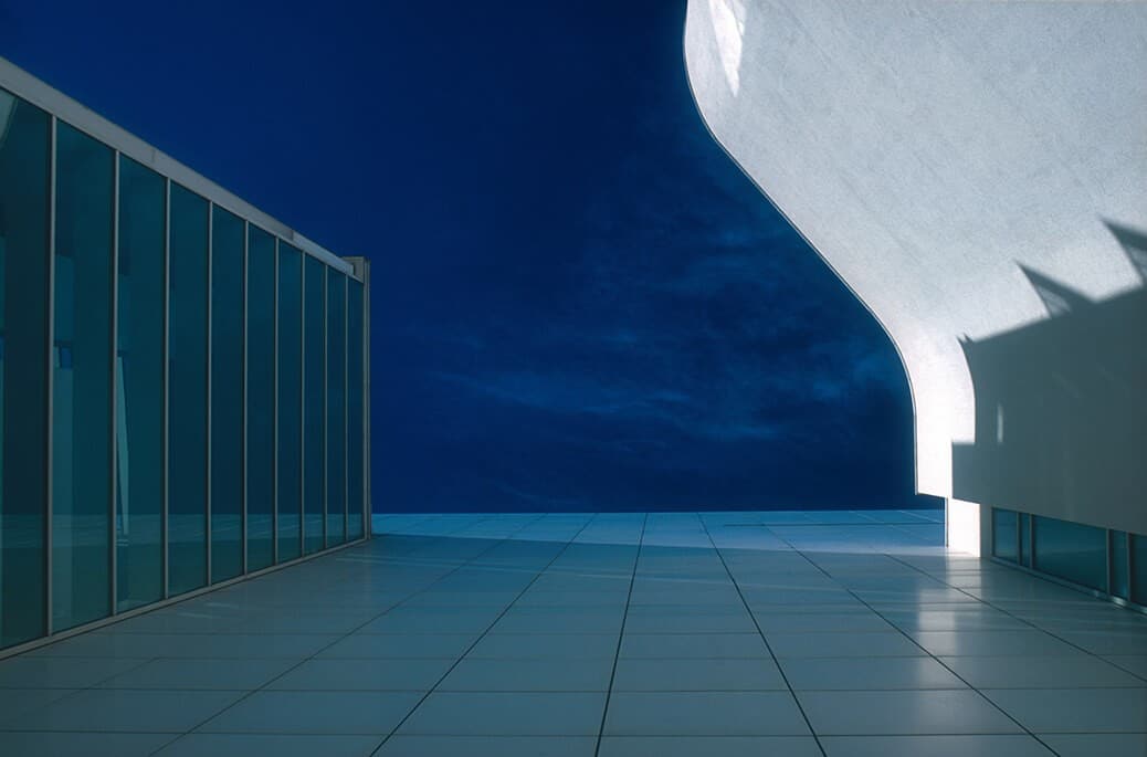 עיצוב נקי חלל פתוח כחול בברצלונה